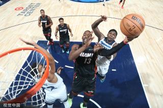 足球赛场上 足球赛场上